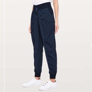 Lululemon Dance Studio Jogger Pant in 
True Navy Sz 4